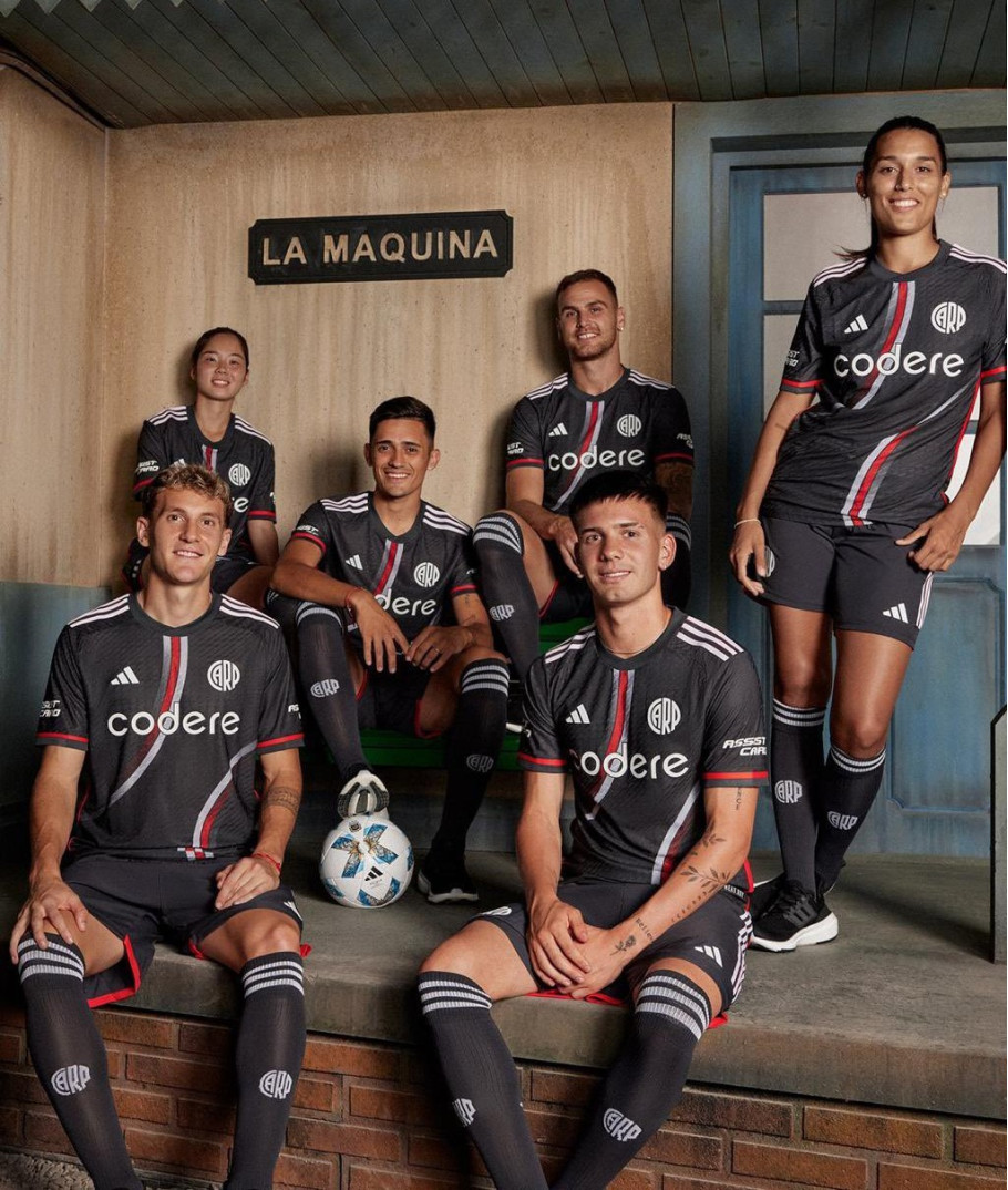 Camiseta negra river best sale