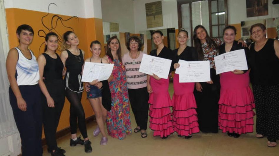 En las foto: la Profesora examinadora, Beatriz Schraiber, las profesoras Cristina Sabella, Ximena Gallicchio junto a las alumnas ya mencionadas y profesores asistentes del estudio: Florencia Saparrat 