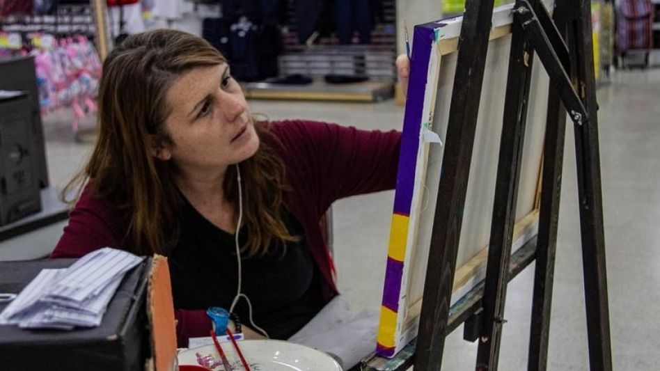 La artista Laura Paterno durante el momento de la creación de la obra, ayer en la Cooperativa Obrera. ANGIE DÍAZ JACQUOT
