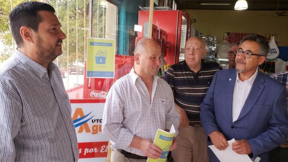 Durante el lanzamiento de la Red Azuleña de Almaceneros estuvieron presentes, entre otros, el secretario de Gobierno de la Comuna, Alejandro Vieyra; Claudio Tiso y Hernán Seminara, actual y ex preside