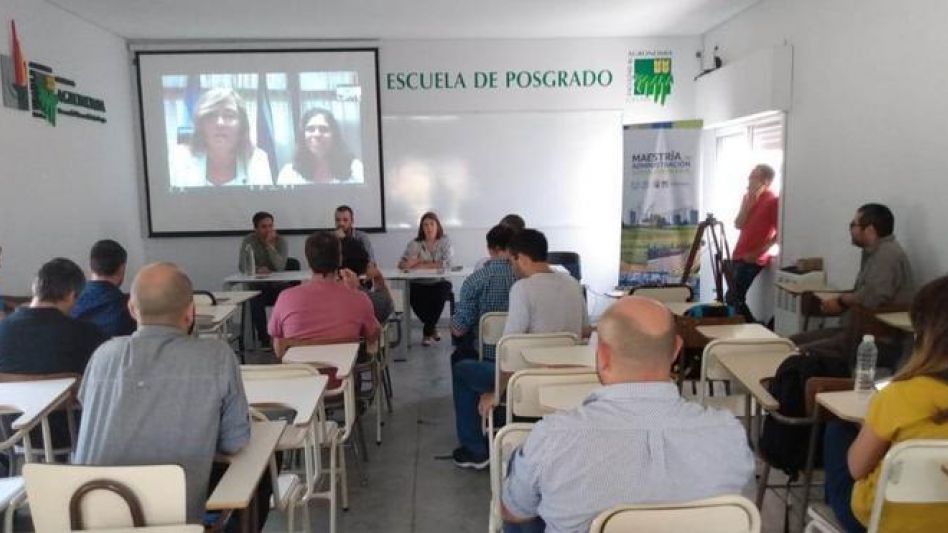    La Maestría en Administración Agroalimentaria tiene por objetivo mejorar y profundizar las competencias profesionales de los tomadores de decisiones en los complejos agroalimentarios de Argentina, 