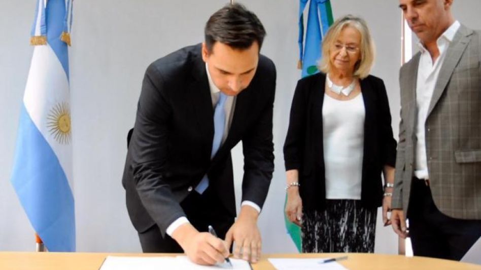 El momento de la firma por parte del actual titular del colegio de matriculados que tiene sede en esta ciudad.
