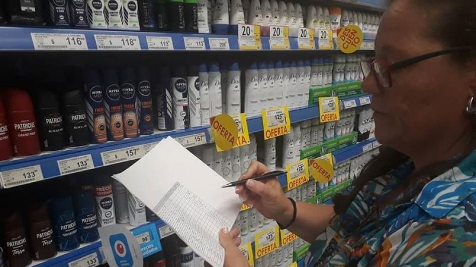 La concejal del Frente de Todos Azul, Gabriela Lambusta durante el operativo de control de ?Precios Cuidados? en el supermercado La Anónima  de esta ciudad.