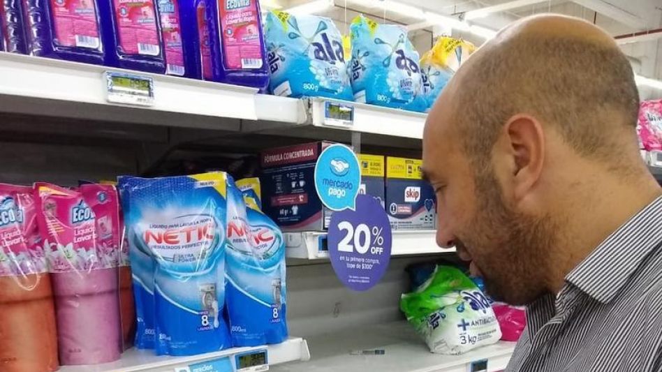El legislador provincial César Valicenti encabezó algunos de los controles a supermercados para corroborar el cumplimiento del programa nacional Precios Cuidados.