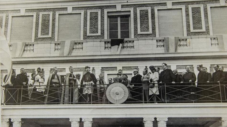 Desde los balcones del primer piso del flamante edificio, tanto monseñor Cáneva como el cardenal Copello se dirigieron a la concurrencia?