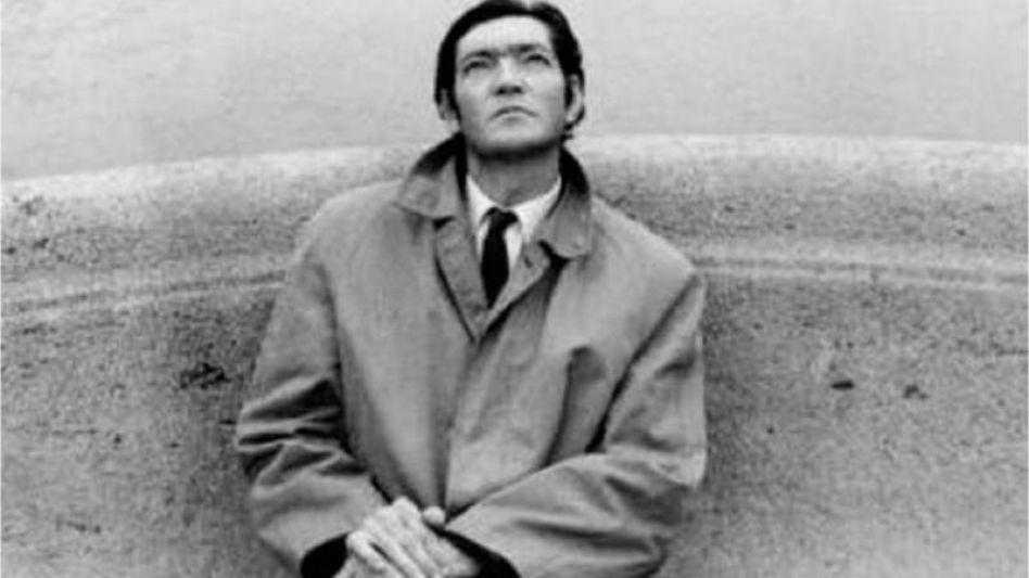 El cuento ?El otro cielo? de Julio Cortázar, narra la historia de un hombre que se encuentra interpelado por dos caminos, la vida del deber y la vida del deseo.