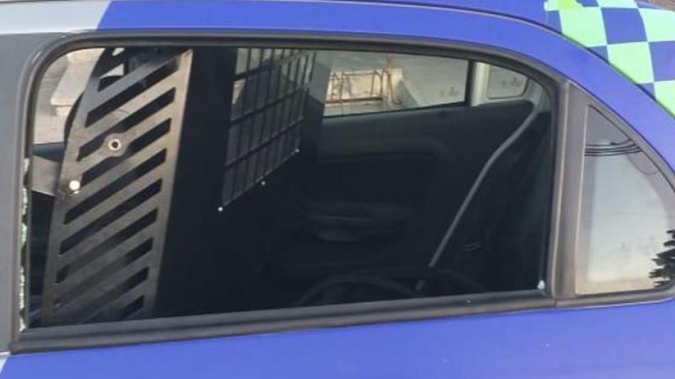 La ventanilla de un patrullero, dañada por uno de los ahora detenidos que tiene esta investigación penal. FOTOS: SECCIONAL PRIMERA AZUL/PBA
