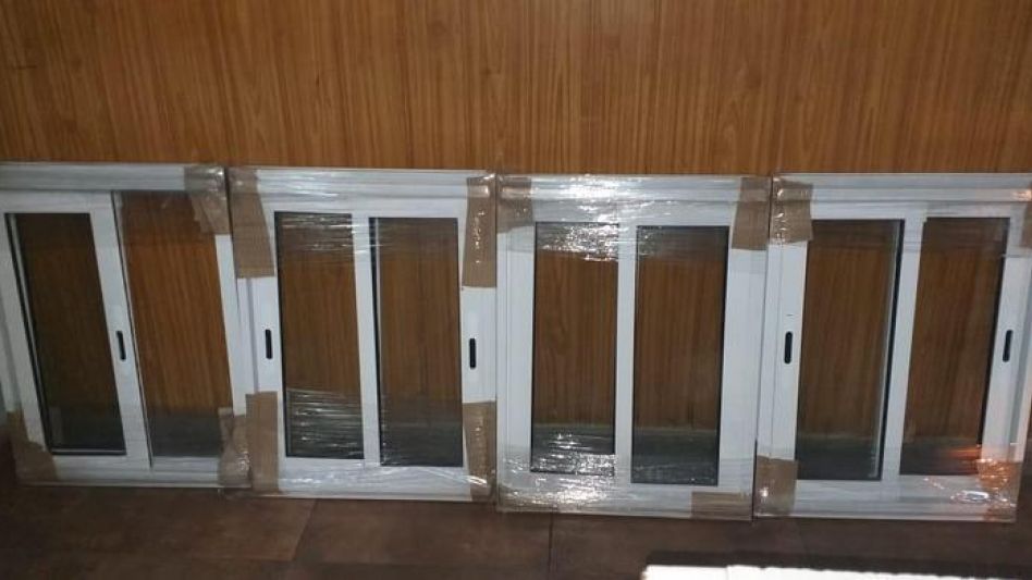 Las ventanas que habían sido sustraídas de la obra en construcción y que la Policía recuperó, cuando los dos acusados de cometer este hecho fueron arrestados.