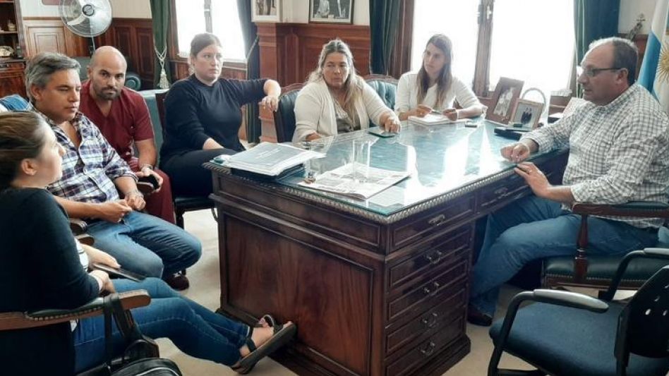 Capra con funcionarios ante el alerta y las medidas tomadas por la pandemia COVID-19.