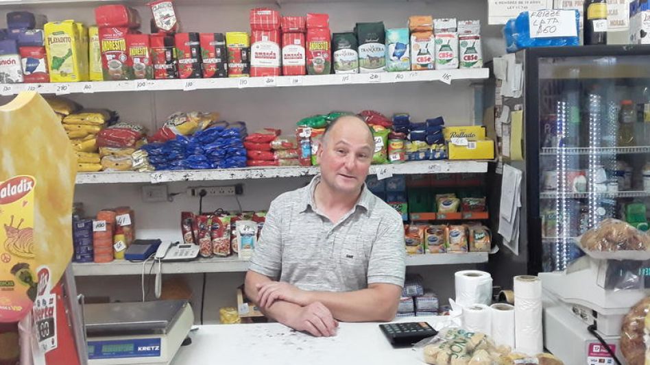 Claudio Tiso detrás del mostrador de su comercio, el presidente del Centro de Almaceneros de Azul habló del aumento de precios y destacó que por el momento se mantienen los valores de los productos de