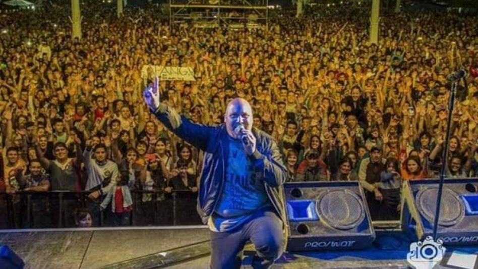 Esta foto fue durante el Aniversario de  Azul, hace unos tres años. Tuve la posibilidad de presentar a artistas como Abel Pintos y Axel. Hermosos momentos