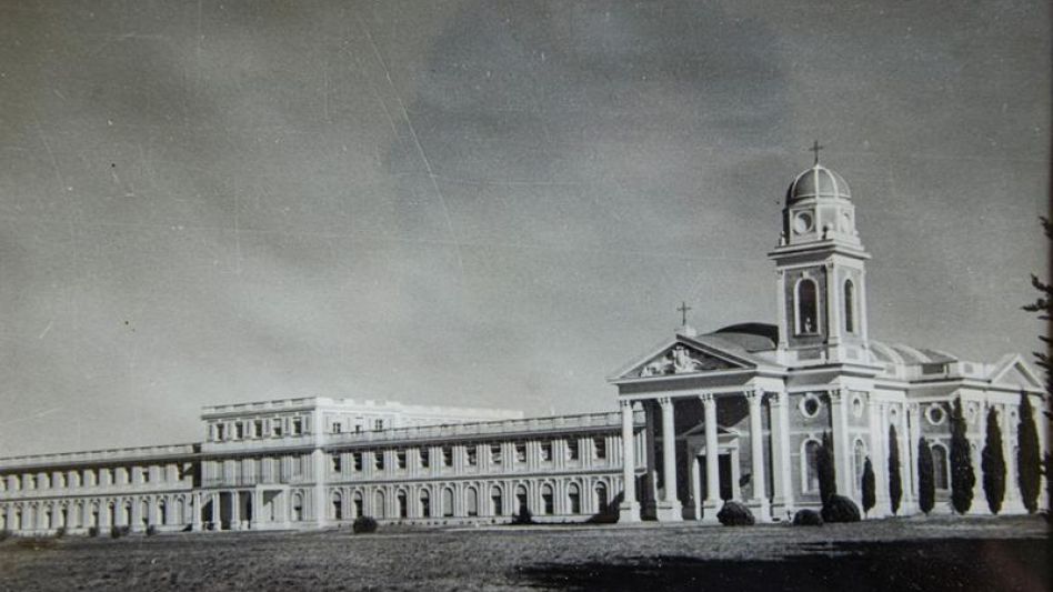 El edificio del Seminario fue inaugurado parcialmente el 15 de marzo de 1945. Tres años después, la obra estaba plenamente concluida como se la aprecia en la fotografía.