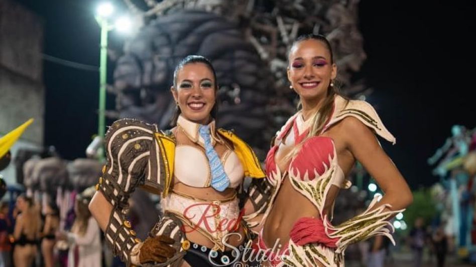 Julieta con Lorna posando en pleno carnaval. Destacó Bogliolo ?La experiencia es única y vale la pena internarlo?.  FOTOS GENTILEZA JULIETA BOGLIOLO.    