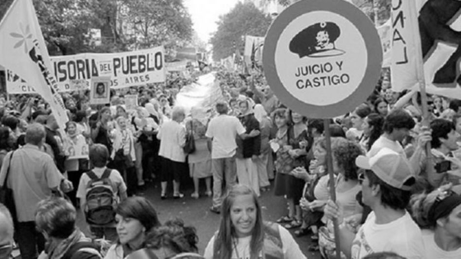  Con la vuelta de la democracia, en 1983, el por entonces Presidente de la Nación, Raúl Alfonsín, creaba la CONADEP. }