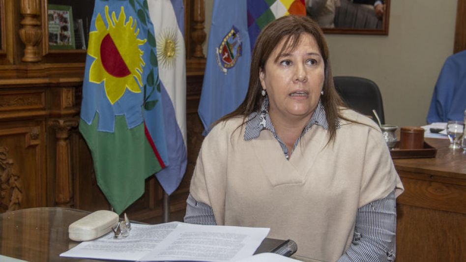 La senadora Lucrecia Egger durante la última conferencia de prensa que se brindó en el despacho del jefe comunal de Azul para abordar los avances de la pandemia por COVID-19. NICOLAS MURCIA