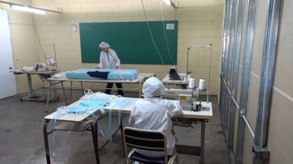 Bajo estrictas medidas de bioseguridad ya elaboraron 19.000 barbijos y 500 kits sanitarios 