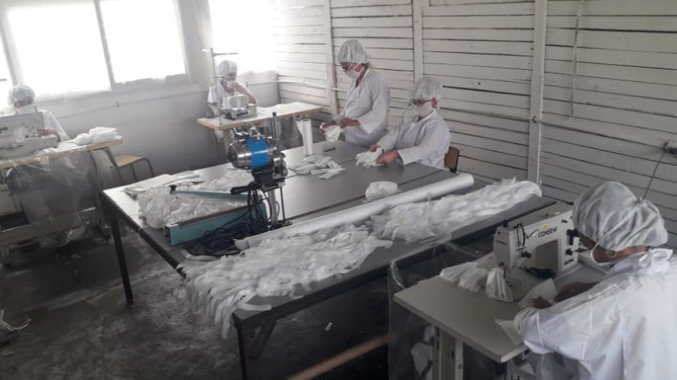 Bajo estrictas medidas de bioseguridad ya elaboraron 19.000 barbijos y 500 kits sanitarios 