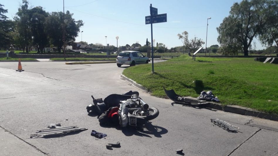 Accidente entre auto y moto con dos heridos