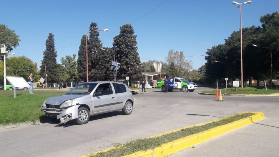 Accidente entre auto y moto con dos heridos
