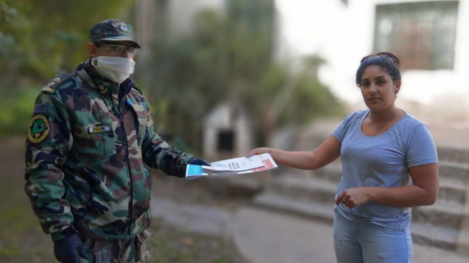 Personal del CPR Azul entregó material pedagógico a alumnos de escuelas rurales