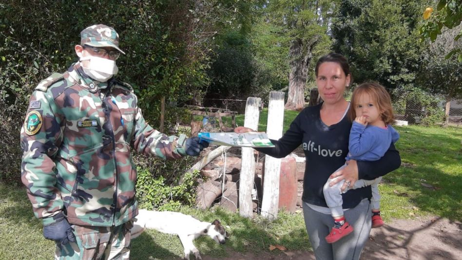 Personal del CPR Azul entregó material pedagógico a alumnos de escuelas rurales