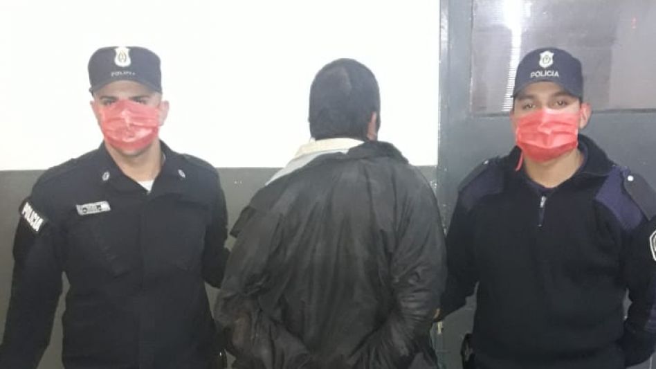 Los dos aprehendidos por estos hechos y el elemento que uno de ellos portaba. FOTOS: POLICÍA DISTRITAL AZUL/PBA