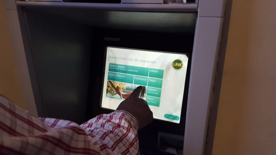 El estafador había logrado engañar a la mujer y que, desde un cajero electrónico, cambiara la clave que utilizaba para operar en sus cuentas bancarias. De esa manera le sustrajo la suma de dinero que 