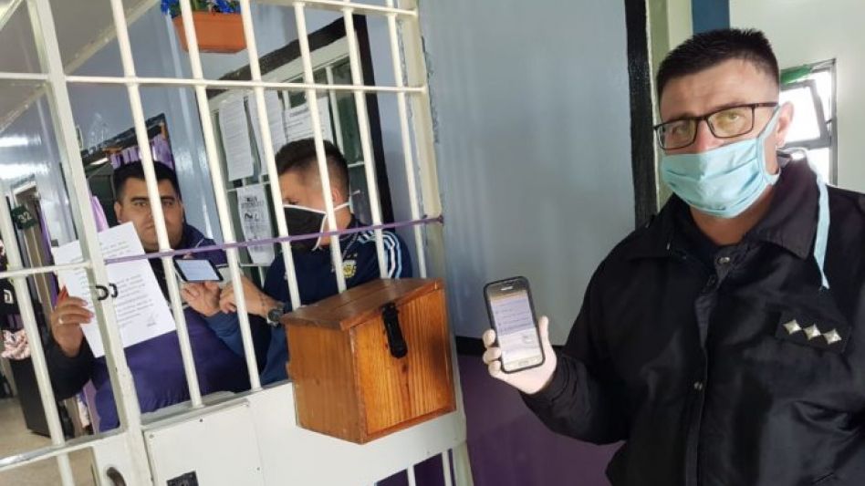 Internos siguen estudiando en cárceles con celulares registrados