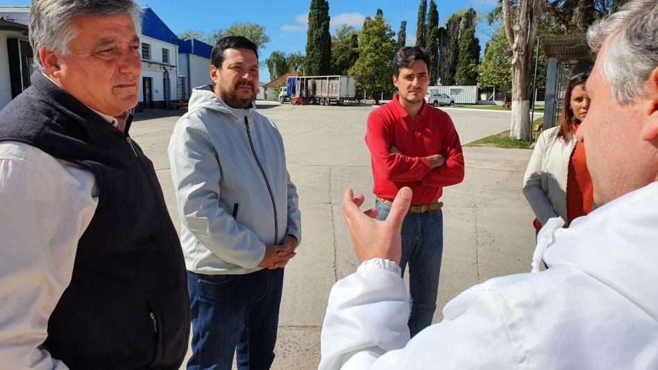 Ayer por la tarde, funcionarios municipales recorrieron el Frigorífico DEVESA- Azul Natural Beef.