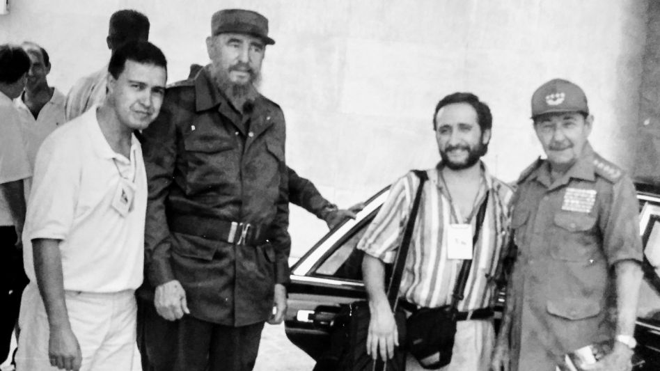 La Habana 1996. Encuentro con Fidel y Raúl Castro junto al periodista Miguel Dispalatro luego del desfile del Primero de Mayo. 