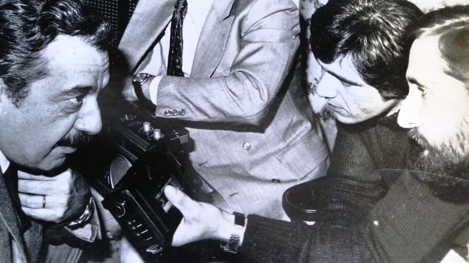 Campaña electoral 1983. Entrevista al candidato presidencial por la UCR Raúl Alfonsín en su visita a Azul junto al periodista Miguel Toledo en una nota para El Tiempo.