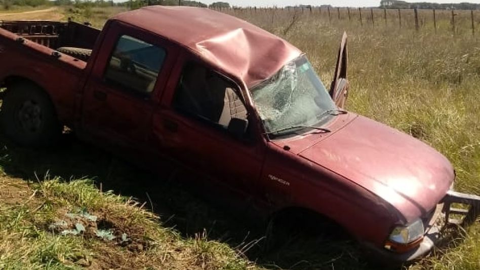 Una camioneta. El rodado se despistó y volcó el pasado miércoles en un camino rural. CPR AZUL/PBA