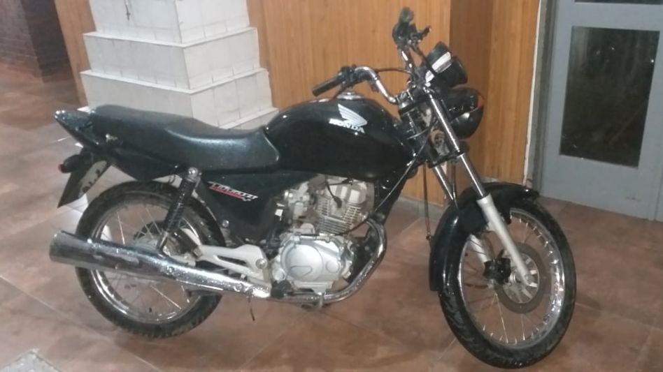 Una moto. La conducía un joven que sufrió graves lesiones semanas atrás a causa de un accidente de tránsito. SECCIONAL PRIMERA AZUL/PBA