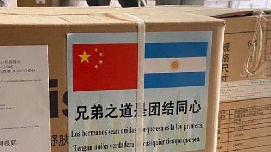 "Los hermanos sean unidos": la frase en el cargamento sanitario chino