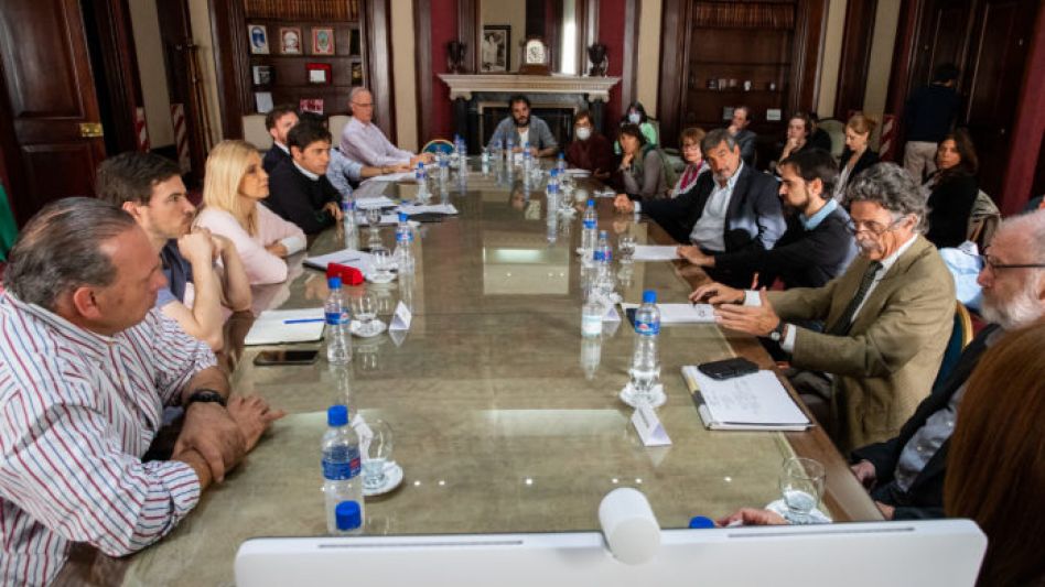 Comercio, profesionales y oficios: las ideas para flexibilizar que analiza Kicillof