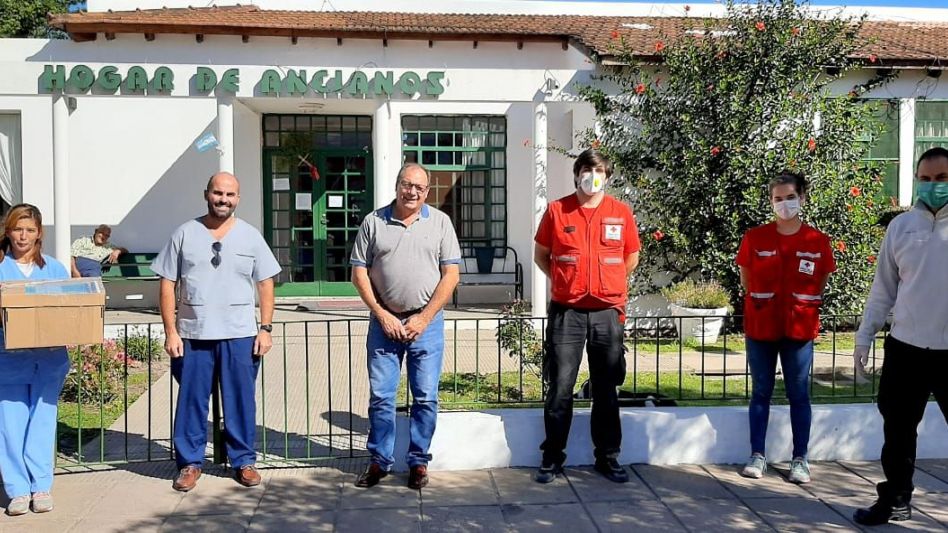 El director Provincial de Promoción Sociocultural Fernando Carlos visió General Alvear, donde entregó material didáctico en el Hogar de Ancianos. AGENCIA GENERAL ALVEAR/RAFAEL TORRES 