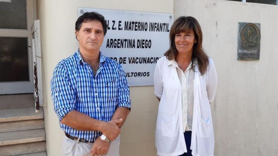 El director del Hospital Materno Infantil, Dr. Néstor Couste y la directora ejecutiva de la Región Sanitaria IX, la Dr. Gabriela Tanoni en el ingreso al centro de salud zonal donde dialogaron con la p