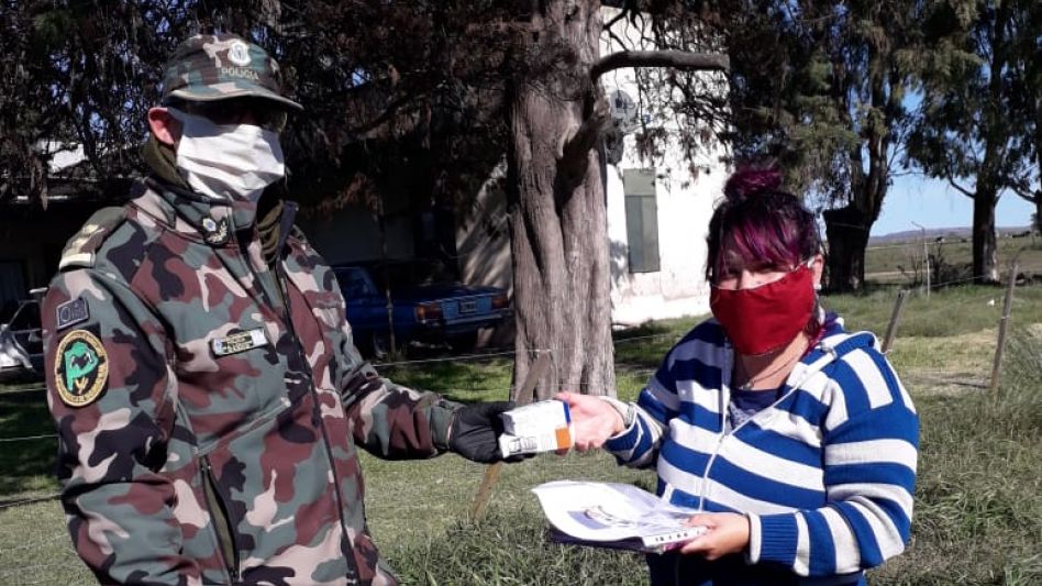 Personal del CPR Azul entregó material pedagógico a alumnos de escuelas rurales