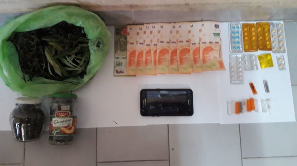 Hojas de marihuana, dinero en efectivo, un teléfono celular y medicamentos.JEFATURA DISTRITAL AZUL/PBA