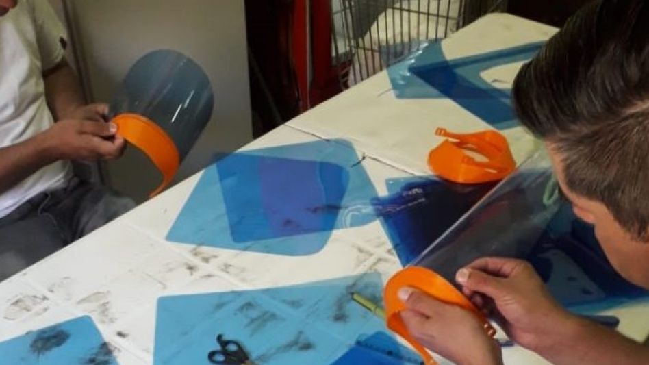 Penitenciarios fabrican vinchas para máscaras faciales con impresoras 3D