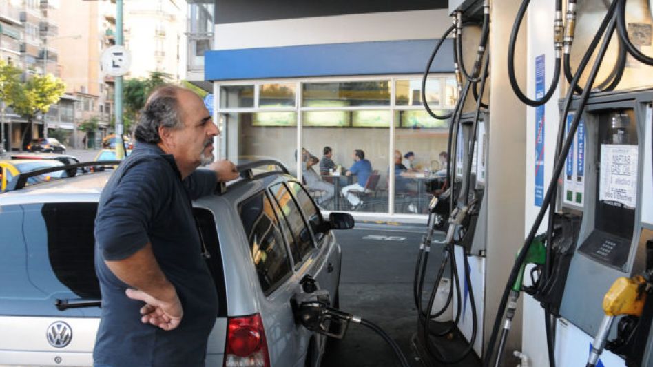 Pese a la caída global del petróleo no bajan los combustibles en Argentina