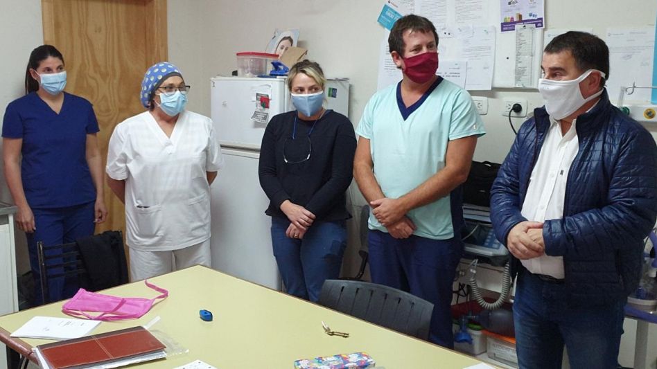 El intendente Hernán Bertellys -acompañado por el secretario de Salud Carlos Bravo- visitó ayer el Hospital Municipal Dr. Ángel Pintos. PRENSA MUNICIPAL