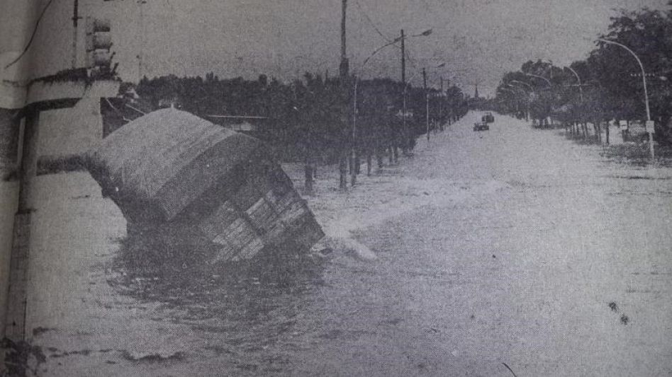 El 26 de abril de 1980, tras un período de intensas lluvias, un inesperado aluvión de agua y barro se precipitó sobre la ciudad. Azul comenzaba a sufrir los embates de la peor inundación de su histori