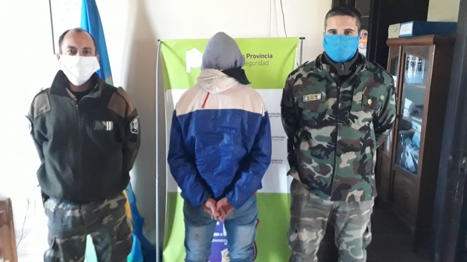 Los elementos sustraídos y el joven aprehendido por este hecho. De 18 años de edad, ayer por la tarde recuperó la libertad.  FOTOS: CPR AZUL/PBA