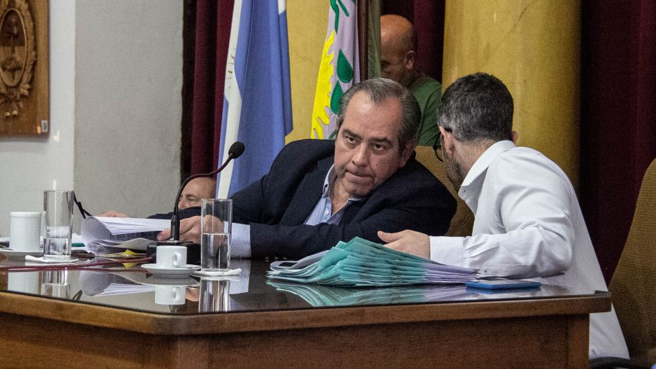 El presidente del Concejo Deliberante de Azul, Juan Sáenz, junto al secretario del cuerpo, Federico Castrovinci,  ANGIE DÍAZ JACQUOT