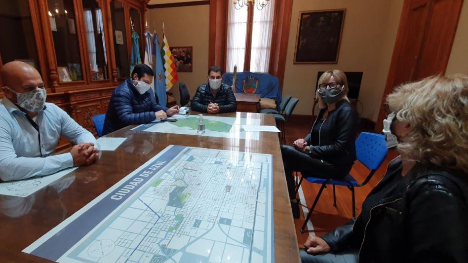 Un grupo de peluqueros locales se reunieron con el intendente Hernán Bertellys para entregarle un protocolo sanitario que les permita volver al trabajo. PRENSA MUNICIPAL                           