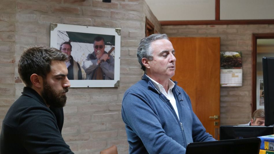 Con el cuadro de fondo de Juan Tomás Wallace, Rolo Breglia y Juan Wallace, vendiendo las haciendas del 1° Remate Web de la consignataria local.