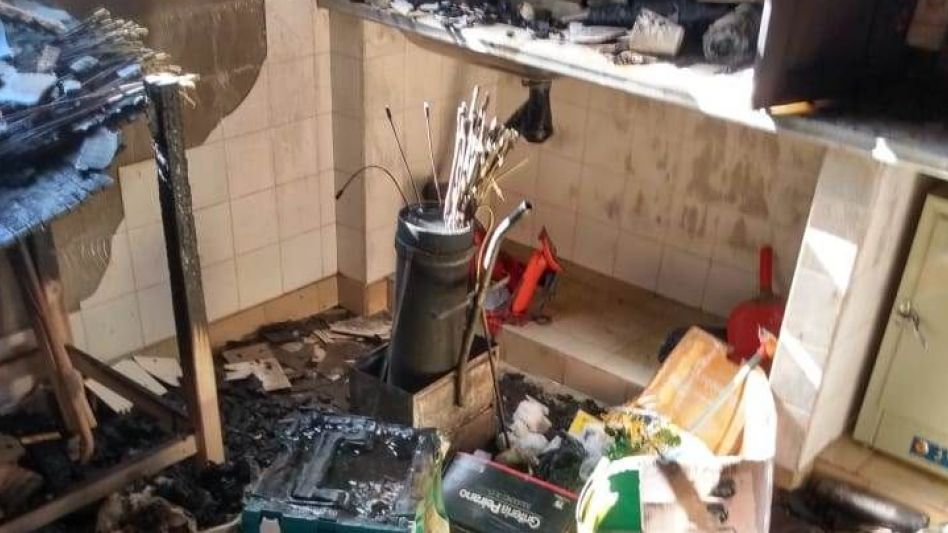 Importantes daños causó un incendio que se desató en la ?Veterinaria Sivero? ayer pasado el mediodía. AGENCIA GENERAL ALVEAR/RAFAEL TORRES