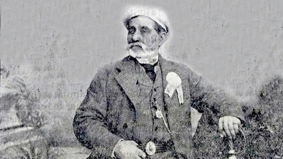 La fotografía, tomada en 1893, presenta al viejo luchador Matías B. y Miñana ciñendo la espada que el pueblo del Azul le regalara en 1871, y la cual sacara a relucir para sumarse a la ?Revolución Radi
