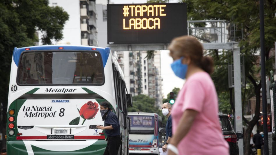 Una mujer porta una mascarilla mientras cruza la avenida Corrientes. (web Agencia DIB)